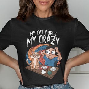 Camiseta con ilustración divertida de gato y humano, camiseta con diseño de dibujos animados extravagantes, regalo único para amantes de los gatos, camiseta gráfica linda y divertida