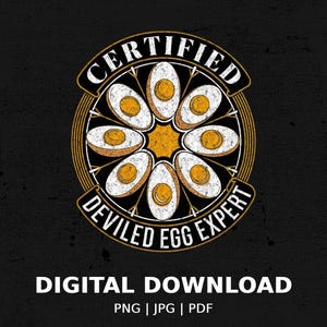 Può includere: Un logo circolare giallo e bianco con il testo "CERTIFIED DEVILLED EGG EXPERT" attorno al bordo. Il centro del logo presenta un'immagine stilizzata di otto uova ripiene disposte in un cerchio.