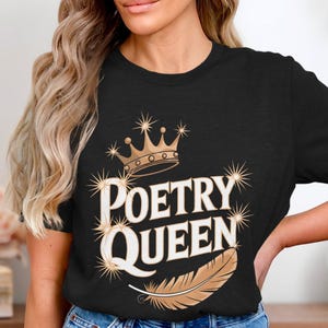Koszulka Poetry Queen, Prezenty literackie, Koszulka dla miłośników książek, Koszulka pisarza, Odzież poetycka, Pomysł na kreatywny prezent, Wzór pióra korony