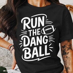 Run The Dang Ball voetbal T-shirt digitale download, afdrukbare sportontwerp png, cadeau voetballiefhebber, instant download afbeelding 3