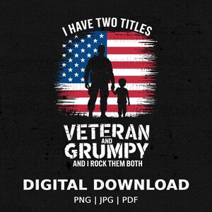 Op de afbeelding: Digitale download van een grafisch ontwerp met een silhouet van een vader en zoon die voor een Amerikaanse vlag staan. De tekst luidt "Ik heb twee titels: Veteraan en Grumpy. En ik rock ze allebei."