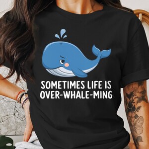 Schattige walvis overweldigd T-shirt, schattige cartoon walvis T-shirt, grappig leven overweldigend grafisch shirt, grillige walvis humor T-shirt