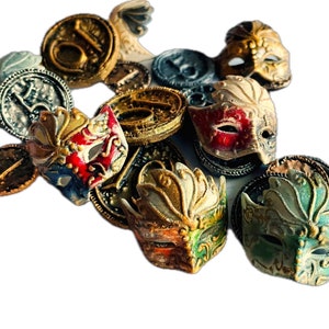 Mascarade: Máscara veneciana revelada, fichas de cartas y monedas medievales