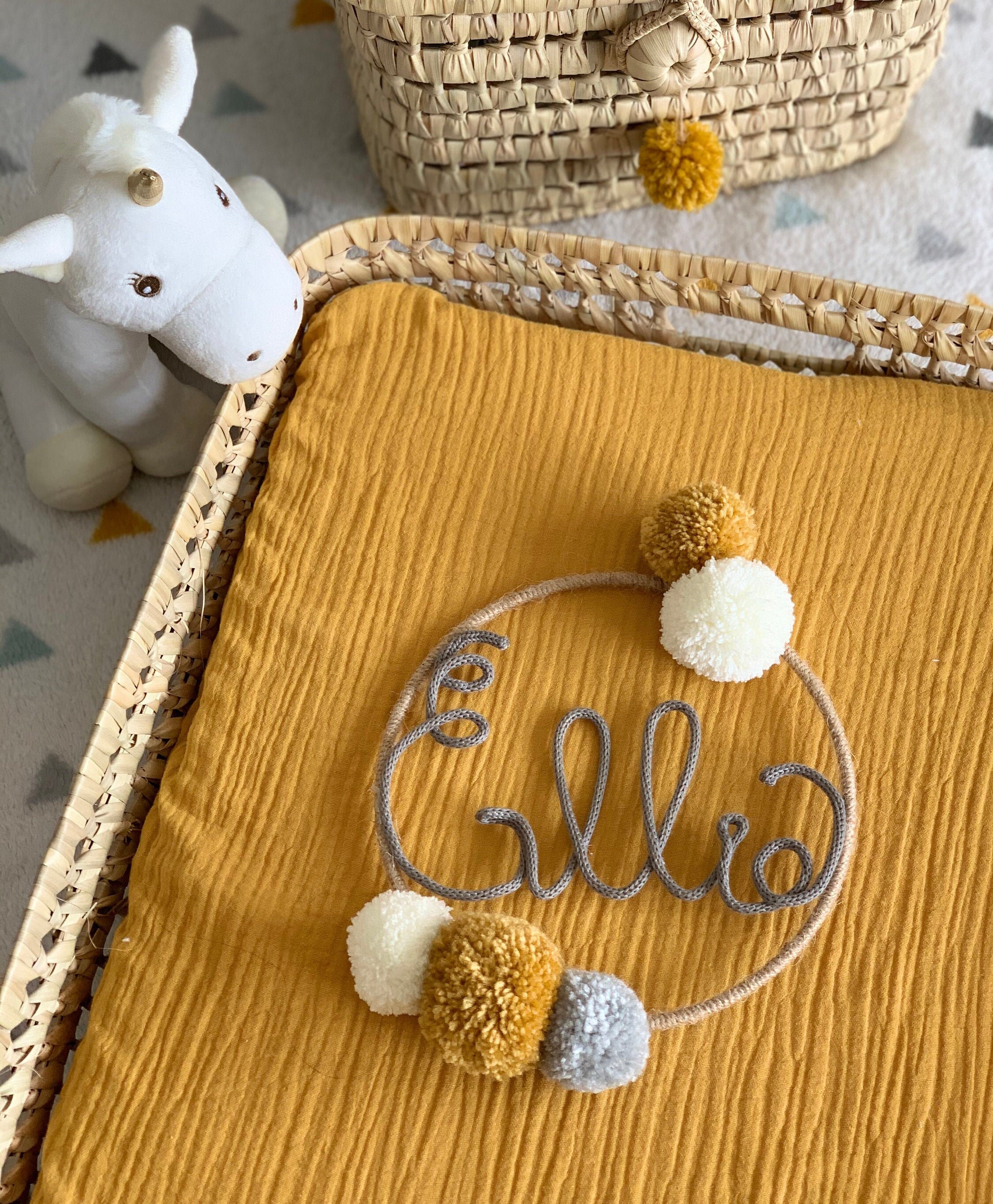 Couronne Prénom Tricotin et Pompons Cadeau Naissance