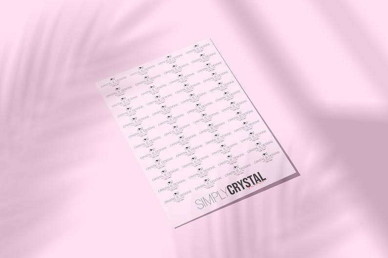 以下が含まれることがあります： 白紙に、「Crystal & Co Designs」と黒と白のロゴが繰り返しパターンで印刷されています。シートの下部には、赤い下線を引いた黒文字で「Simply Crystal」と書いてあります。