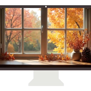 Puede incluir: Una pantalla de ordenador muestra una escena otoñal a través de una ventana. La vista incluye árboles con hojas naranjas y amarillas. Un jarrón con flores secas, una piña y hojas caídas están en el alféizar. La ventana tiene un patrón de cuadrícula.
