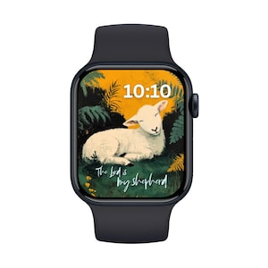 Op de afbeelding: Een zwarte smartwatch met een scherm met een illustratie van een lam. Het scherm toont de tijd 10:10 en de tekst "The Lord is my shepherd". De achtergrond is een mix van geel, groen en bruin.