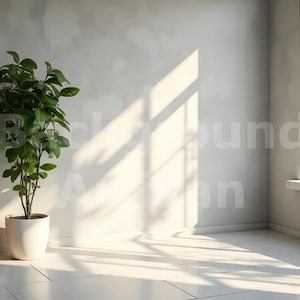 Puede incluir: Interior luminoso con una planta en maceta con exuberantes hojas verdes. Un sofá de color claro con brazos de madera está a la izquierda. La luz del sol entra por una ventana.