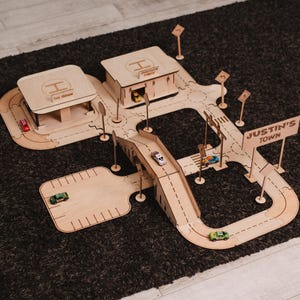 木製道路トラック、おもちゃの車のトラック、木製のおもちゃの車の収納、木製のおもちゃの車のガレージ、おもちゃの車の駐車場、レーストラック、車の展示棚