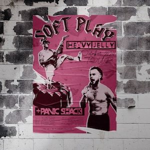 以下が含まれることがあります： ピンクのコンサートポスターに「SOFT PLAY HEAVY JELLY October 2024 TOUR」と「+ PANIC SHACK」の文字とツアーの日程が書かれている。ポスターには、ギターを弾いている男性と、マイクに向かって歌っている男性の2人が写っている。