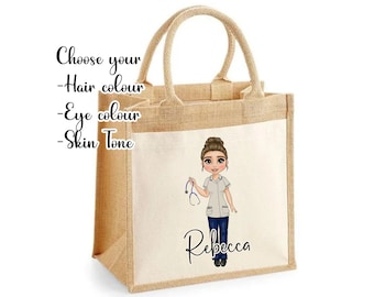Può includere: Una borsa tote in iuta beige con un pannello frontale bianco con un'infermiera dei cartoni animati che tiene uno stetoscopio. La borsa ha manici marroni e il nome "Rebecca" è scritto sotto. Il testo a sinistra dice "Scegli il tuo - Colore dei capelli - Colore degli occhi - Tono della pelle."