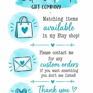 Pu&ograve; includere: Un cartello informativo bianco con accenti acquerello blu che riporta il testo Otter & Pearl Gift Company. Include illustrazioni di una borsa della spesa, una busta e un cuore, con testo riguardante articoli abbinati e ordini personalizzati.