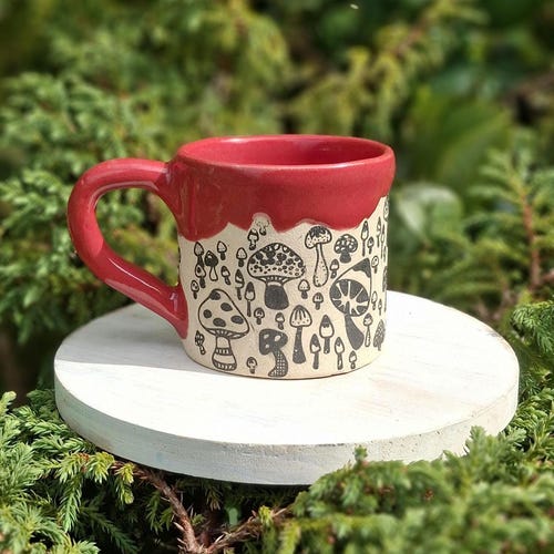 Tasse champignon rouge et noire des bois. Céramique faite main.
