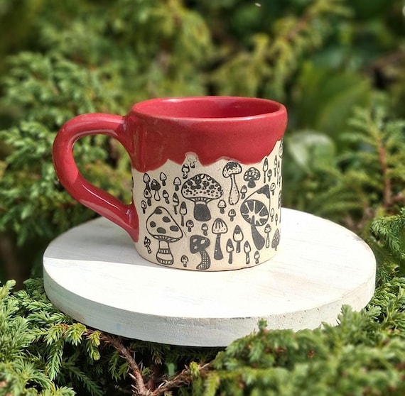 Rot, schwarze Waldpilz-Tasse. Handgemachte Keramik