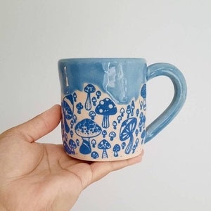 Taza de setas azules, taza de cerámica, taza de gres, taza hecha a mano, taza hecha a mano de setas azules