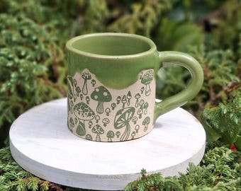 Groene bospaddenstoelmok. Handgemaakt keramiek.