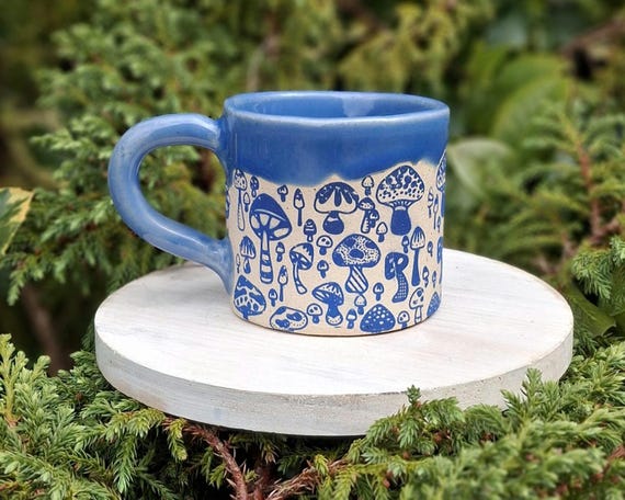 Blaue Waldpilz Tasse. Handgemachte Keramik