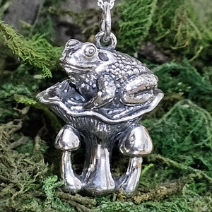 Pingente de cogumelo venenoso em prata esterlina | Colar de sapo com cogumelo mágico | Joias étnicas Fairycore 925 | Símbolo do sapo da sorte | Caixa para presente (bs4L11)