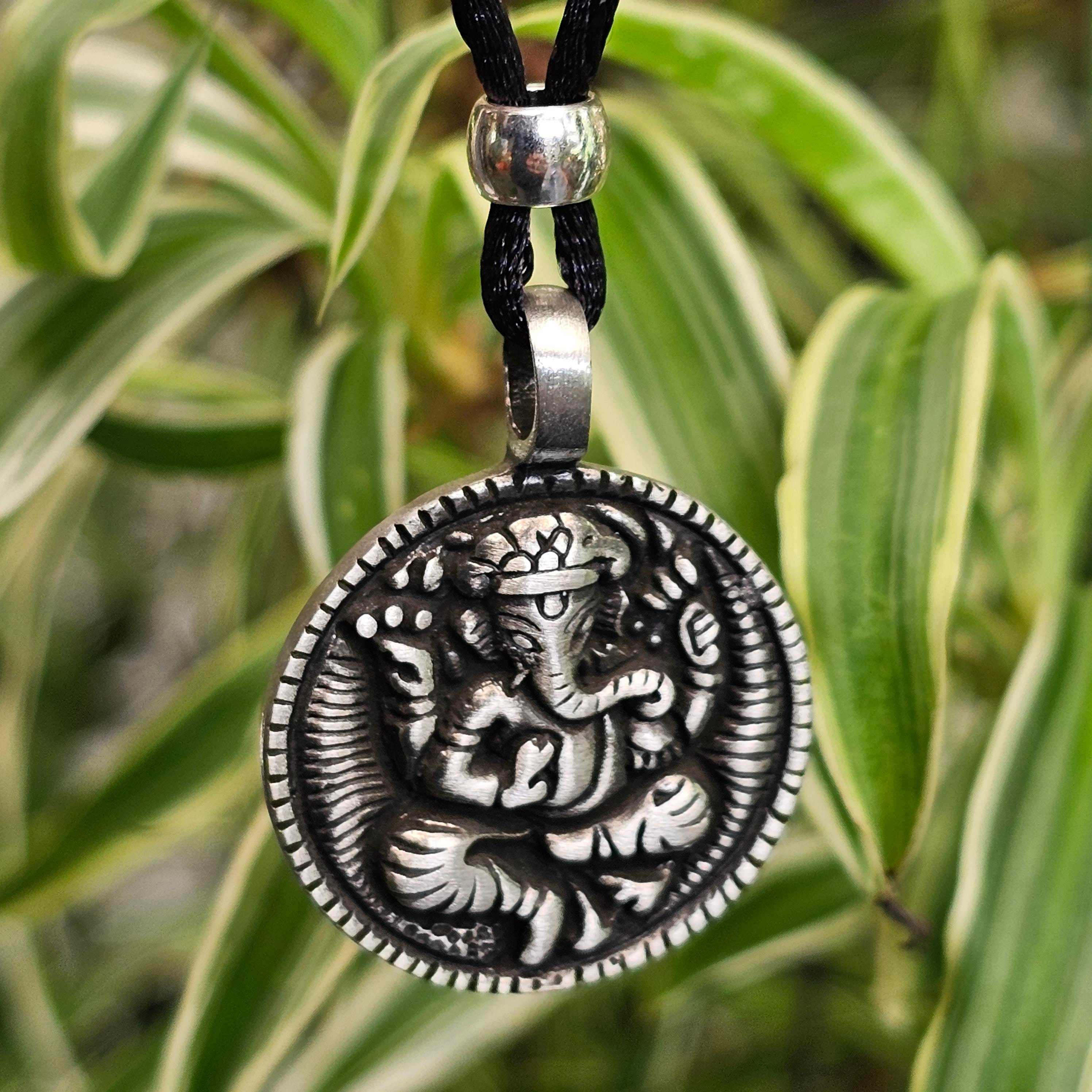 Collana Con Ciondolo Ganesha In Acciaio Titanio – Stile Vintage E Spirituale, Catena 60 Cm, Ciondolo 4,1x2,2 Cm, Regalo Unisex Per Fortuna E Protezione