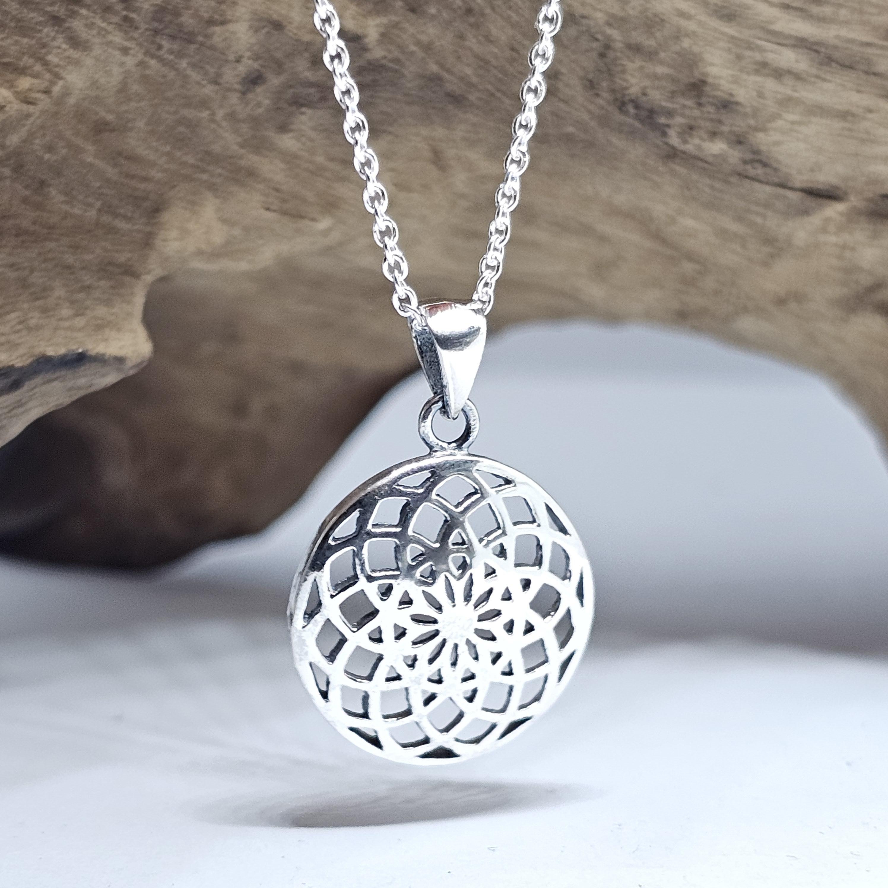 Collana in argento sterling con fiore della vita: mandala di geometria sacra - Italia Collana in argento sterling con fiore della vita: mandala di geometria sacra - Italia