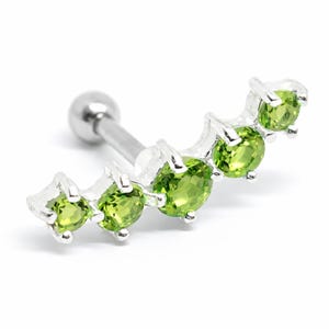 Boucle d'oreille labret en péridot, sertie sur argent 925, calibre 16, avec barre en acier. Bijou de corps.