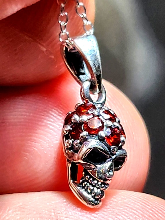Crystal skull pendant deals