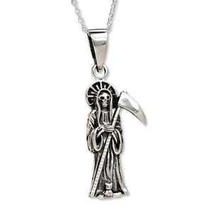 Pu&ograve; includere: Collana con ciondolo in argento che presenta una rappresentazione dettagliata della Morte che tiene una falce. Il ciondolo ha un teschio nero con un'aureola e un piccolo gatto alla base.