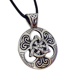 Könnte beinhalten: Silberne keltische Knoten-Halskette mit schwarzem Band. Der Anhänger zeigt ein detailliertes, kompliziertes Knotendesign.