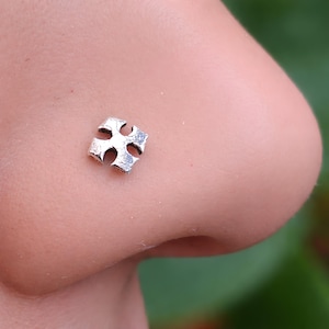 Diamanten neusstekker met pijl en kruis 925 sterlingzilver 22 g gotisch-keltisch alternatief piercing en doosje