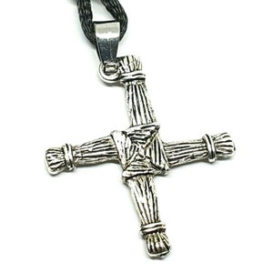 Brigid's Cross Necklace Pendant Goddess Corn Dolly Cross Patron Saint Ireland Bride of Kildare Silver Plated 33" Tie Cord Lace Boxed (b51b3)