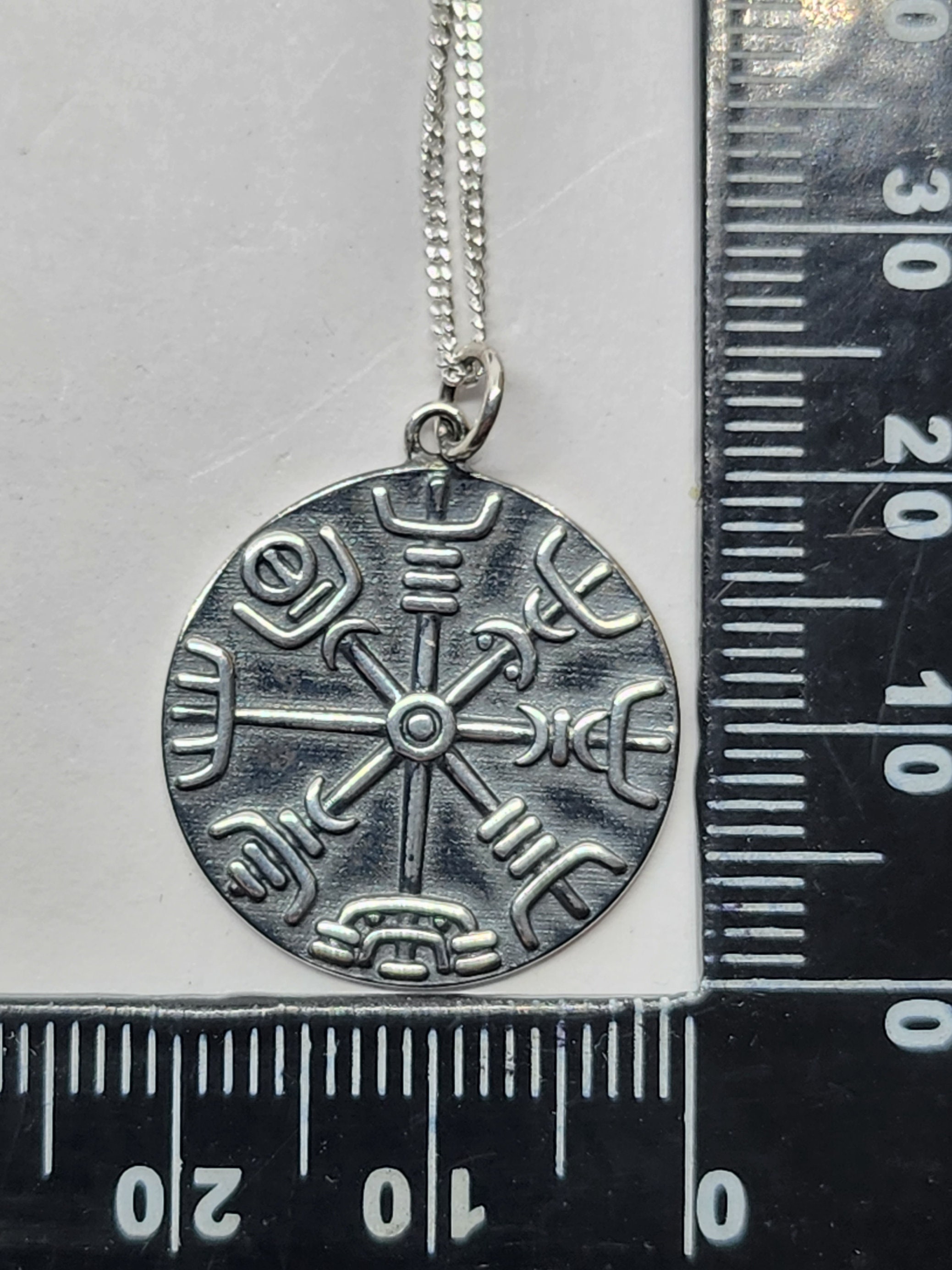 Vegvisir. La bussola magica dei Vichinghi. Talismano runici (nell'anello Foto stock