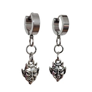 Satan Huggie oorbellen duivelsbedel Beëlzebub staal edgy scharnierende klikkers 316L staal Boho Halloween etnische occulte Unisex sieraden (LO3)