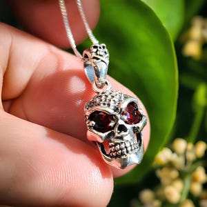 Collana con ciondolo a forma di teschio di rubino, pietra preziosa, argento sterling 925, catena a maglie da 20", gioielli alternativi gotici e in scatola