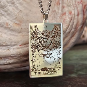 Collana con ciondolo Tarocchi degli Amanti, in acciaio inciso, unisex, catena a maglie larghe 23", gioiello in acciaio, mazzo di Tarocchi degli Amanti, finitura a specchio, in scatola (Ccub)