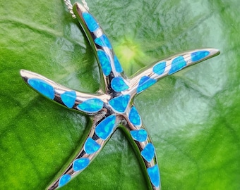 Ciondolo A Croce Gotica In Argento Con Opale Di Fuoco Blu Oceano - Gioiello Artigianale Senza Nichel