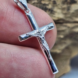Crucifix Cross Pendant Necklace 925 Sterling Silver Jesus Crucifixion 20&quot; Curb Chain Jewellery & Boxed Catholic Christian Cross (bxs66J)