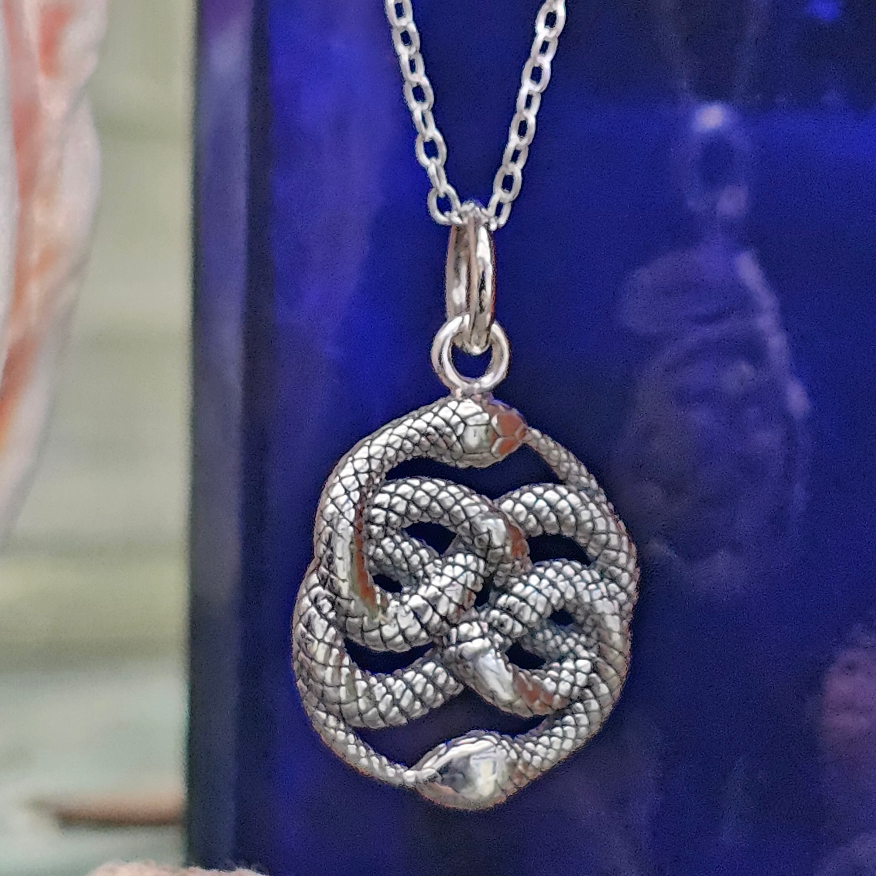 Ciondolo a forma di serpente in argento ossidato 925