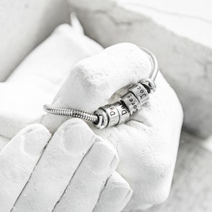 Pulsera personalizada para hombre, Pulsera con nombre familiar para él, Regalo de joyería para él, Pulsera con nombre grabado, Pulsera con banda de plata, Nombre del niño