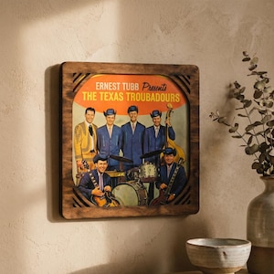 Puede incluir: Una taza de cerámica blanca con un asa negra y el texto "But First, Coffee" en negro, en negrita. La taza está sobre una superficie blanca.