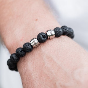 Lavastein-Armband für Männer, personalisiertes Perlenarmband für Papa, individuelles Armband für Papa mit Kindernamen, sinnvolles Geschenk für Ehemann