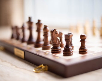 Ręcznie robiony zestaw szachowy z personalizacją, niestandardowy zestaw szachowy, grawerowany zestaw szachowy z szafką, zestaw szachownicy, prezent rocznicowy dla miłośnika szachów