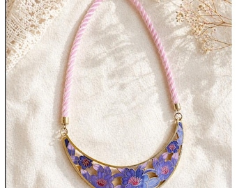 Collar babero vintage de esmalte cloisonné floral en oro rosa, estilo oriental femenino.