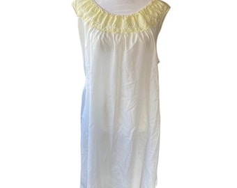 Camisón blanco de algodón bordado con encaje estilo vintage, estilo nupcial romántico.