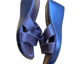 Sandálias vintage dos anos 90 em couro marrom com plataforma grossa, estilo Bratz Baddie Boho.