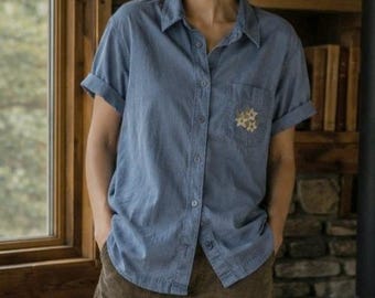 Vintage Leinenmischhemd aus den 1990er Jahren mit floraler Stickerei, Knopfleiste, Größe 1X, Blau, Boho-Stil