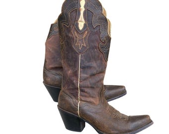 Botas vaqueras occidentales JB Dillon de piel de cabra marrón, talla 9B, adornadas, estilo rodeo/desierto.