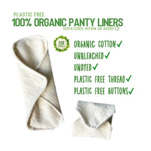 Può includere: Due proteggislip biologici in cotone non sbiancato e non tinto. L'immagine include il testo "Senza plastica" e "Proteggislip 100% biologici". Ulteriore testo evidenzia caratteristiche come cotone biologico e filo e bottoni senza plastica.