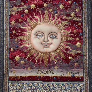 Collage textil bordado "EL SOL" con cartas del tarot, decoración de pared, arte ucraniano, cuentas azules y plateadas, bordado contemporáneo morado y dorado.