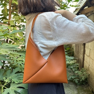 Sac fourre-tout écologique en cuir végétalien - Sac à main de style origami fait main pour un usage quotidien, sac à bandoulière minimaliste avec longue bandoulière