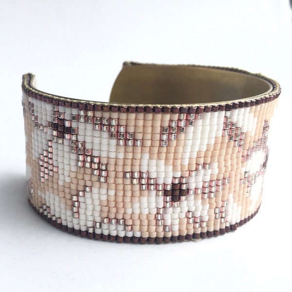 Bracelet manchette de perles Miyuki beige, blanc et rose brillant motif fleuri